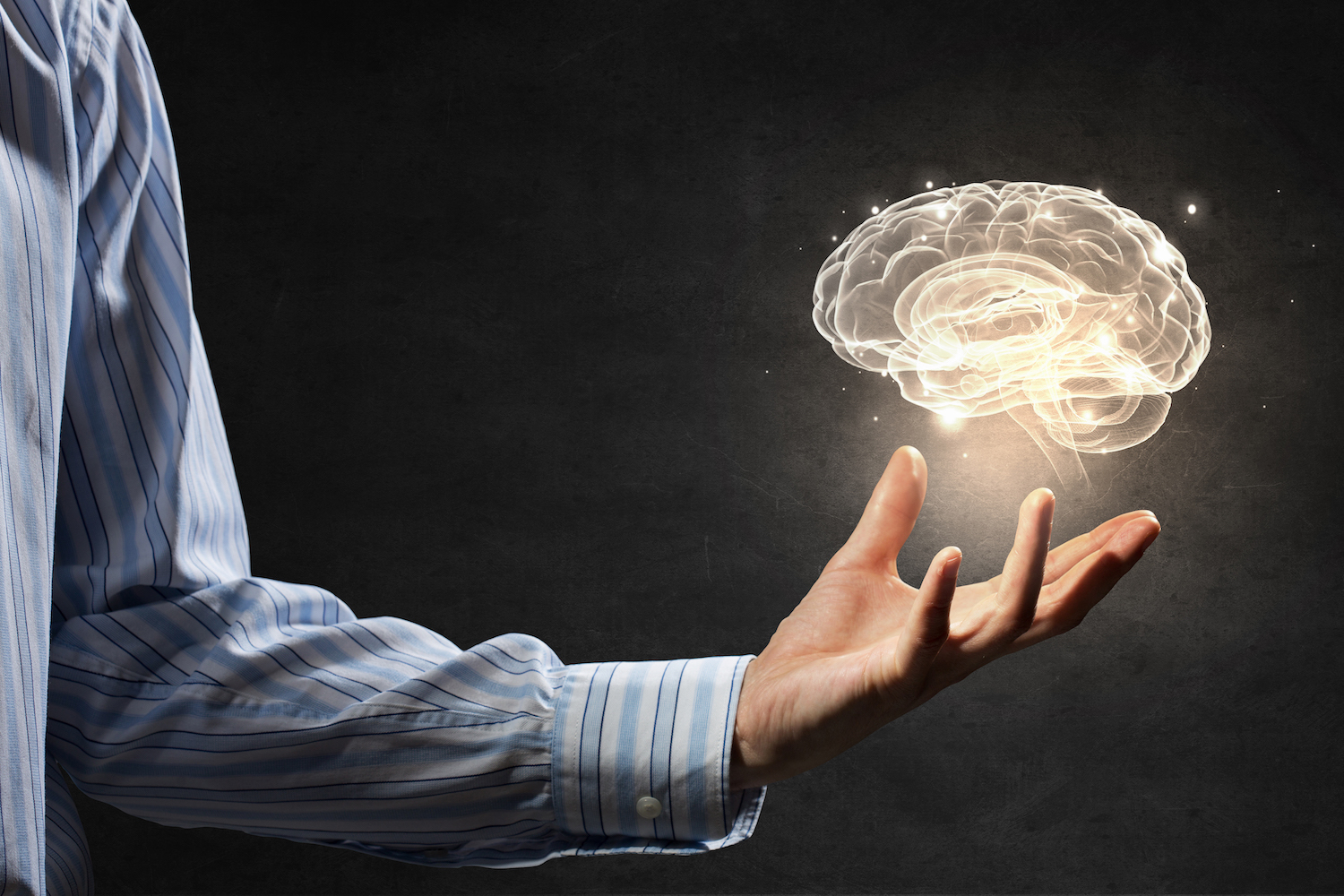 Homme-qui-tient-un-cerveau-lumineux